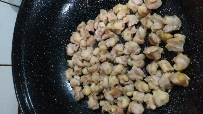 干煸鸡脆骨豆角,翻面……小心糊锅哦!