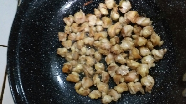 干煸鸡脆骨豆角,炒直双面金黄,可以下一步了哦!仔细看鸡脆骨已经下很多油了哦!