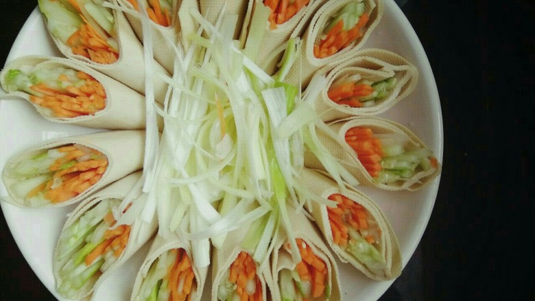 京酱肉丝,中间放上葱丝
