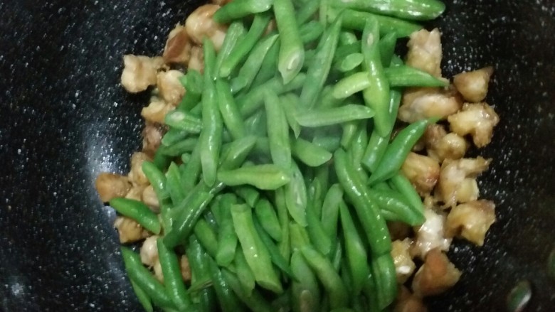 干煸鸡脆骨豆角,放进豆角开始炒,有一种干煸豆角的感觉