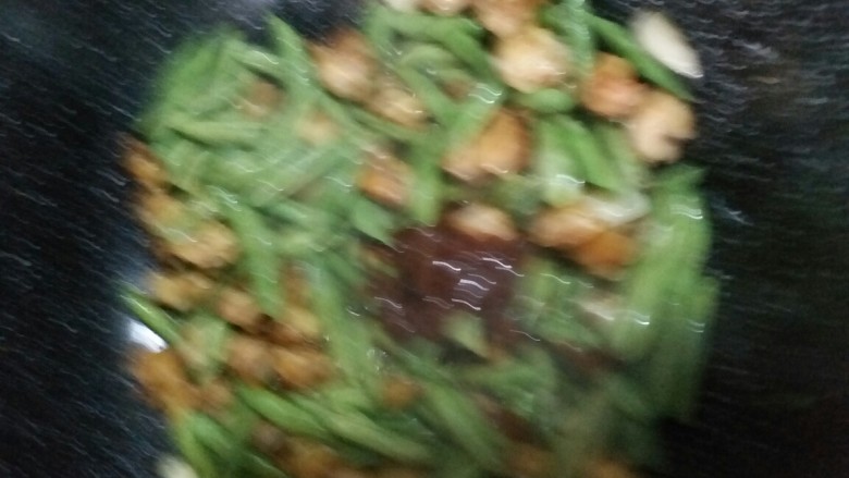 干煸鸡脆骨豆角,辣酱放进去以后,就要快速翻炒……
