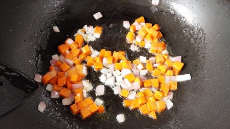 虾仁蔬菜焗饭,倒入胡萝卜,翻炒,注意胡萝卜富含维生素A,对视力有好处,且只属脂溶性维生素,所以在油里多炒一会,有助于吸收,