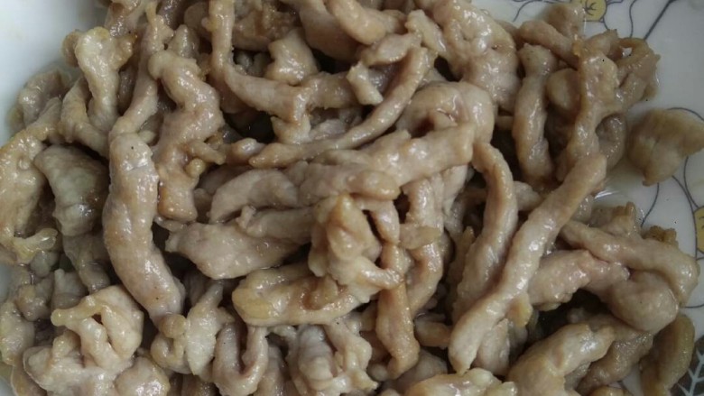京酱肉丝,把肉丝盛到盘中待用