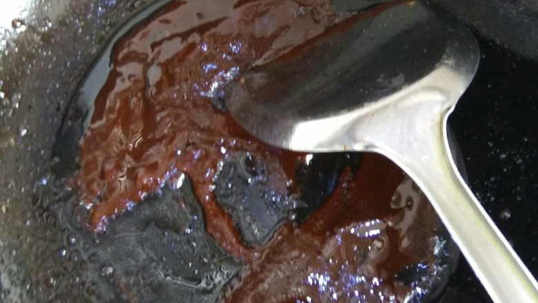 京酱肉丝,锅里放入少许油，四勺<a style='color:red;display:inline-block;' href='/shicai/ 712'>甜面酱</a>，一勺生抽，半勺<a style='color:red;display:inline-block;' href='/shicai/ 10588'>糖</a>，一勺料酒
