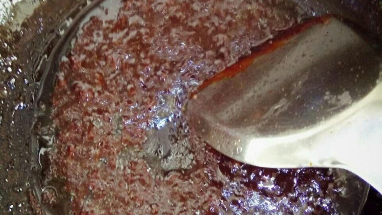 京酱肉丝,小火把酱料炒出香味,冒出小泡泡