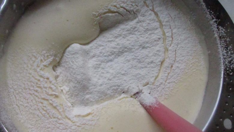 红枣核桃三色蛋糕,筛入面粉,每一次少筛一些拌匀再筛入,快速拌匀以防消泡。