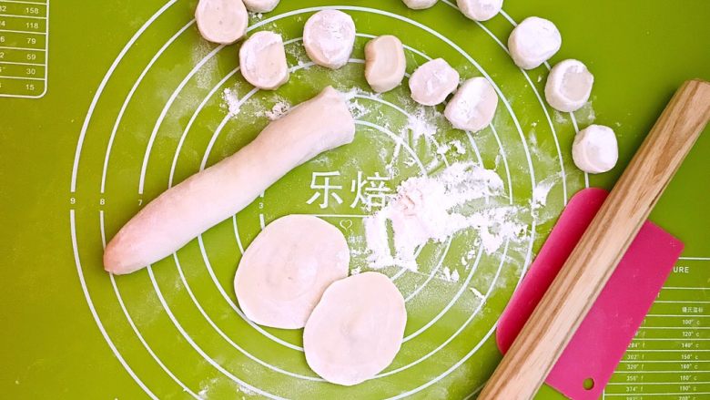 清汤香葱肉馄饨,面醒好了,把面切成小块,擀成面皮