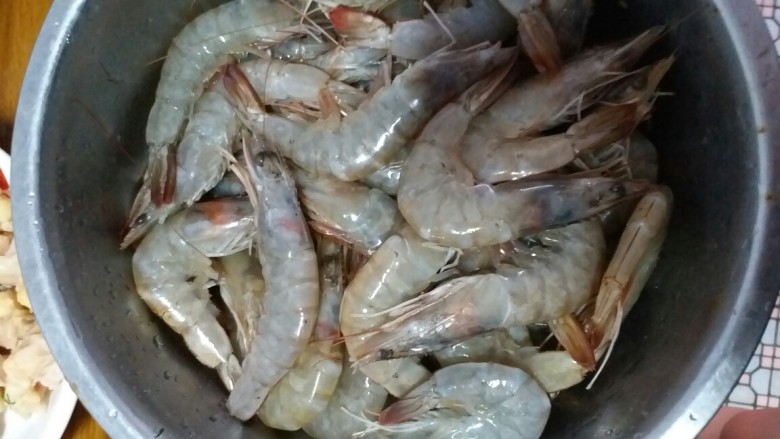 油焖大虾,大虾……一般选<a style='color:red;display:inline-block;' href='/shicai/ 294'>海虾</a>优先……