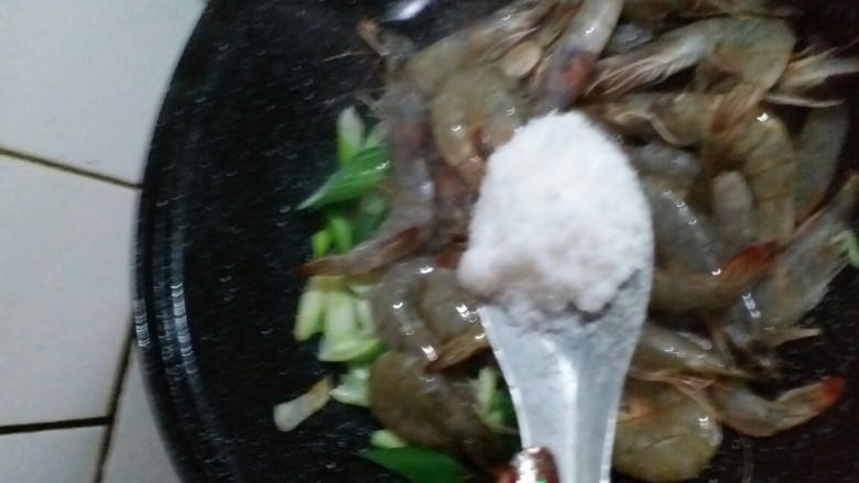 油焖大虾,<a style='color:red;display:inline-block;' href='/shicai/ 3729'>白糖</a>一勺，盐半勺……