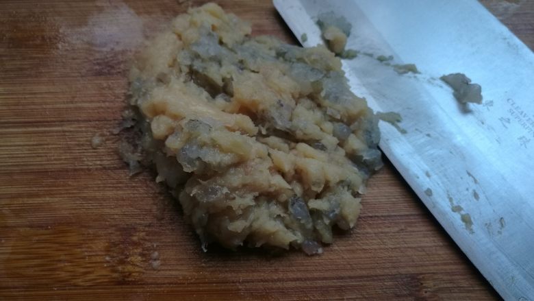 丝瓜凤尾虾,鸡肉洗净剁成泥,加入鲜虾剁碎,不用太烂,有颗粒增加口感。