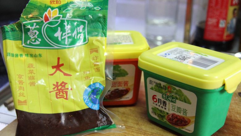 炸酱面,<a style='color:red;display:inline-block;' href='/shicai/ 9579'>大酱</a>、<a style='color:red;display:inline-block;' href='/shicai/ 712'>甜面酱</a>和<a style='color:red;display:inline-block;' href='/shicai/ 705'>豆瓣酱</a>（不是四川<a style='color:red;display:inline-block;' href='/shicai/ 705'>豆瓣酱</a>）各一汤匙