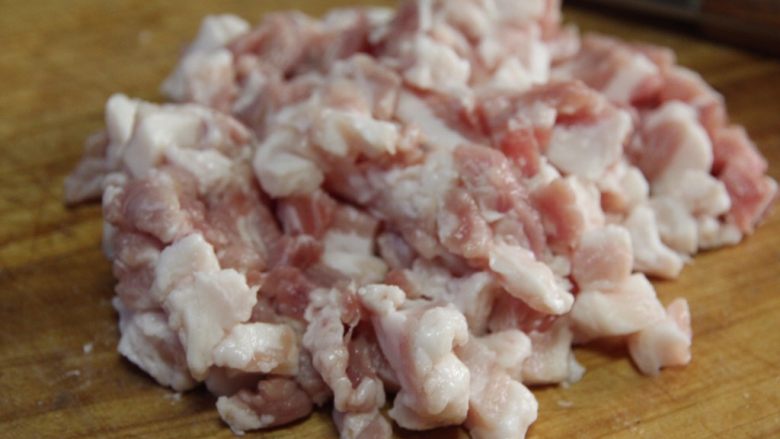 炸酱面,五五肥瘦的去皮五花切成小丁