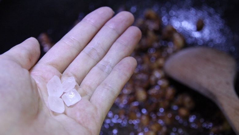 炸酱面,加入四颗冰糖、1/3汤勺盐和两汤匙水，小火慢慢搅动