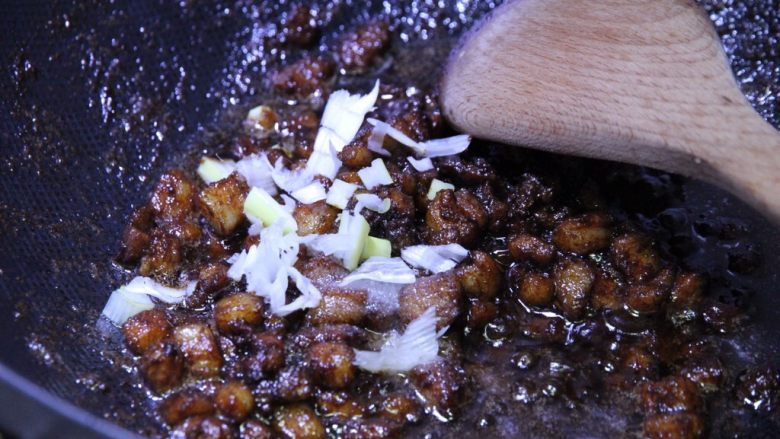 炸酱面,小火翻动三四分钟，油水分离，关火加入葱末，用余温混匀