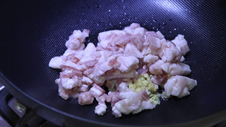 炸酱面,锅内放少量（一汤匙）花生油，不要太多，因为五花肉丁会出油。油五成热时下肉和姜蓉，中火翻炒