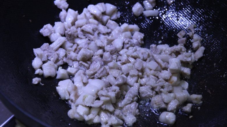 炸酱面,肉丁变色转小火，不停翻动，能看到煸出很多猪油，这样才香