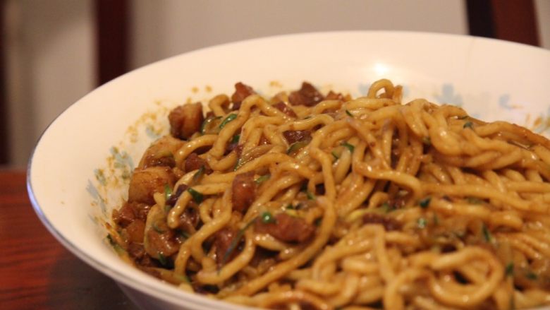 炸酱面,拌好的炸酱面油亮滋润，面条筋道