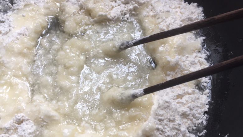 脆皮泡芙,煮至沸腾后，立刻倒入全部面粉，转小火，用筷子不断搅拌，使面和粉完全混合。