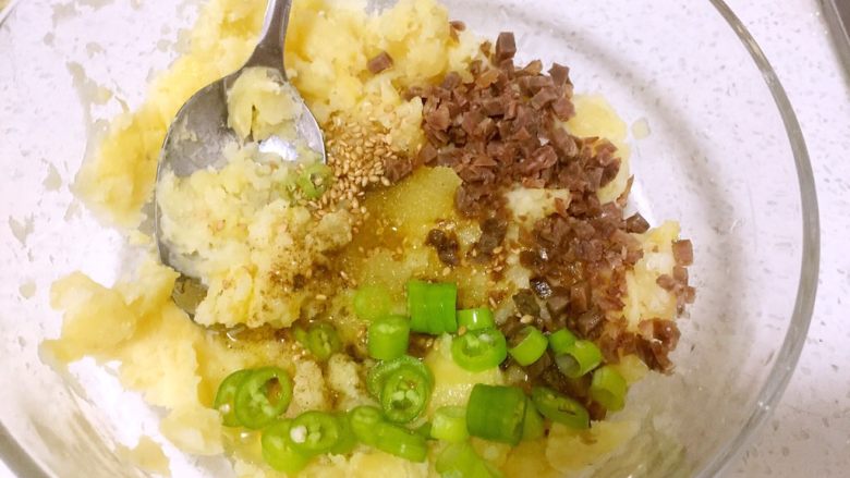 山本土豆泥,将烧热的豆油浇在碗内调味料上。