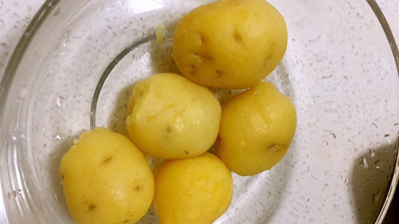 山本土豆泥,扒皮放容器内备用。
