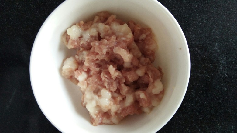 薯脆肉丸子
,<a style='color:red;display:inline-block;' href='/shicai/ 414'>猪肉</a>洗净，剁成<a style='color:red;display:inline-block;' href='/shicai/ 414'>猪肉</a>泥。