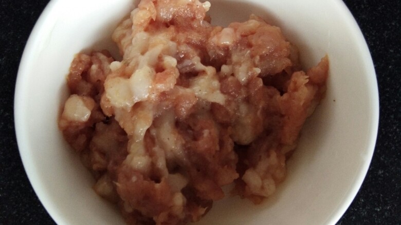薯脆肉丸子
,猪肉泥中加入盐、<a style='color:red;display:inline-block;' href='/shicai/ 720'>胡椒粉</a>、鸡精、<a style='color:red;display:inline-block;' href='/shicai/ 692'>酱油</a>、<a style='color:red;display:inline-block;' href='/shicai/ 721'>蚝油</a>、<a style='color:red;display:inline-block;' href='/shicai/ 847'>香油</a>腌制20分钟。