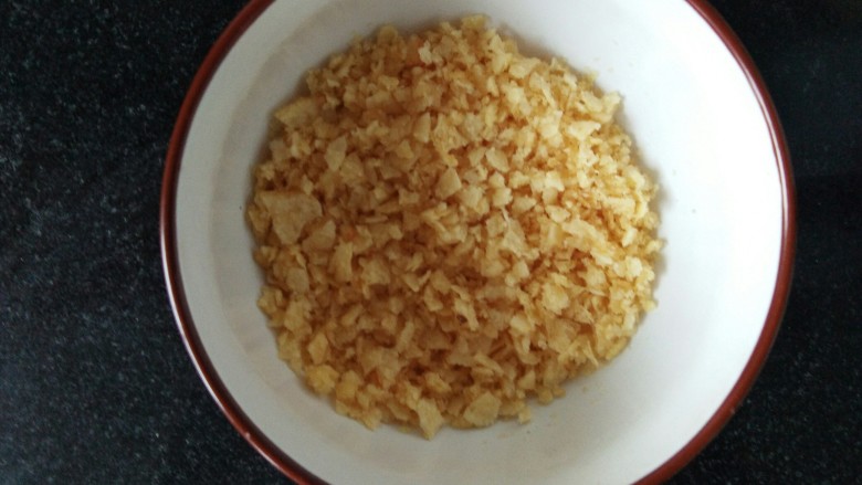 薯脆肉丸子
,<a style='color:red;display:inline-block;' href='/shicai/ 4332'>薯片</a>用擀面杖剁碎,备用。