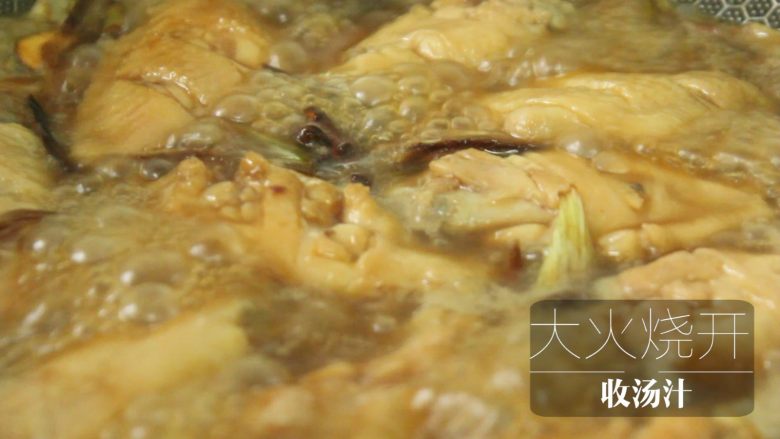 炸鸡翅,做好之后盛盘,将鸡翅拍粉、拖蛋液、沾面包糠
