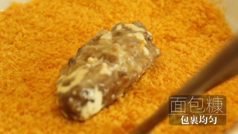 炸鸡翅,做好之后盛盘,将鸡翅拍粉、拖蛋液、沾面包糠