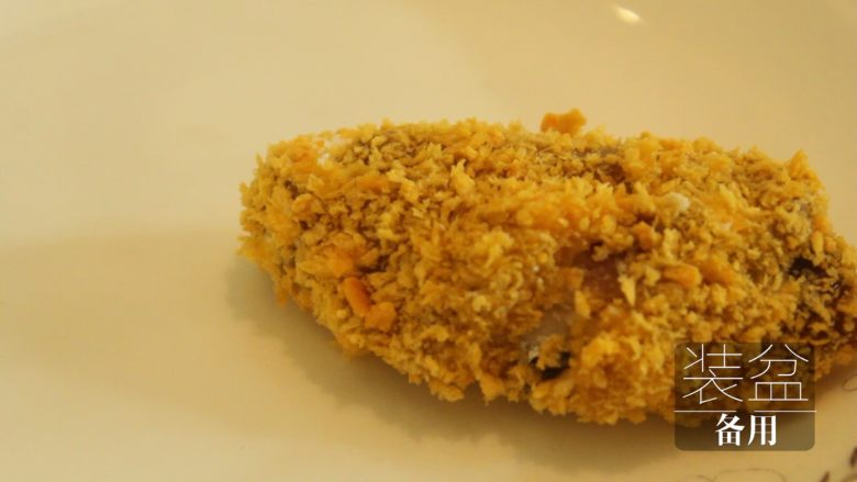 炸鸡翅,做好之后盛盘,将鸡翅拍粉、拖蛋液、沾面包糠