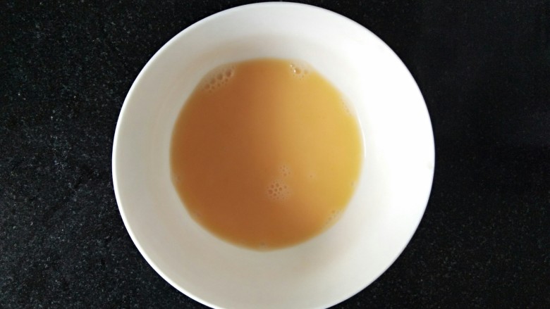 薯脆肉丸子
,<a style='color:red;display:inline-block;' href='/shicai/ 9'>鸡蛋</a>敲碎，搅拌成均匀的<a style='color:red;display:inline-block;' href='/shicai/ 9'>鸡蛋</a>液。