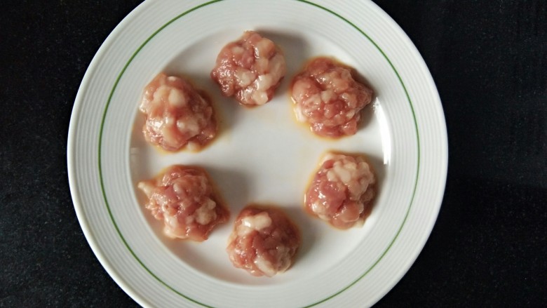 薯脆肉丸子
,将肉丸子放入鸡蛋液中裹一遍。