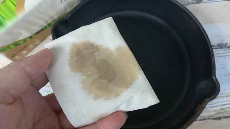 哆啦A梦的铜锣烧,擦完的纸巾一点不会破,所以不必担心纸会黏锅。