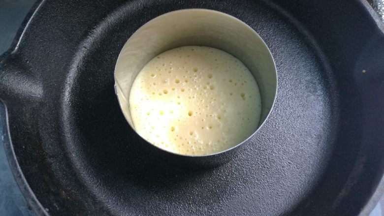 哆啦A梦的铜锣烧,盖上锅盖,等到面糊中有泡泡,图中的样子。
