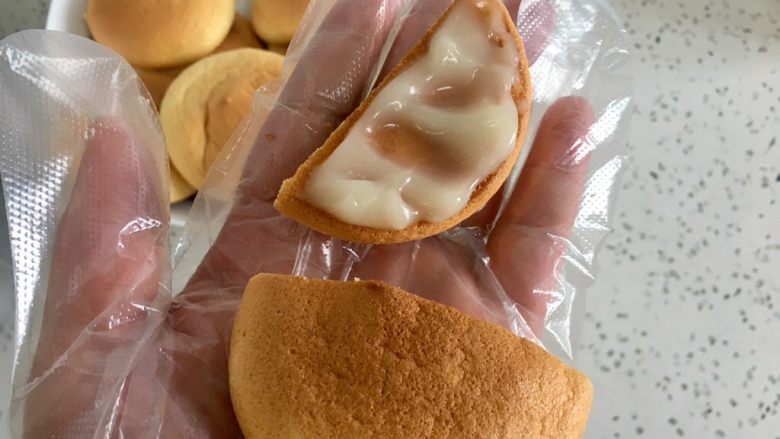 肉松小贝,在一半的底部加入自制的沙拉酱,夹多一点,好吃!