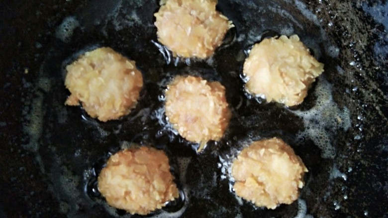 薯脆肉丸子
,锅中倒入油,烧热,转小火,将肉丸子一个个慢慢的放入,煎制的过程中,不断用筷子拨动肉丸子。