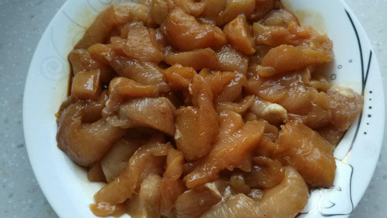 蒜蓉蒸鸡胸,冷藏一夜后的肉到入盘子中,再加一匙蒸鱼豉油,然后搅拌几下!再搅拌几下!