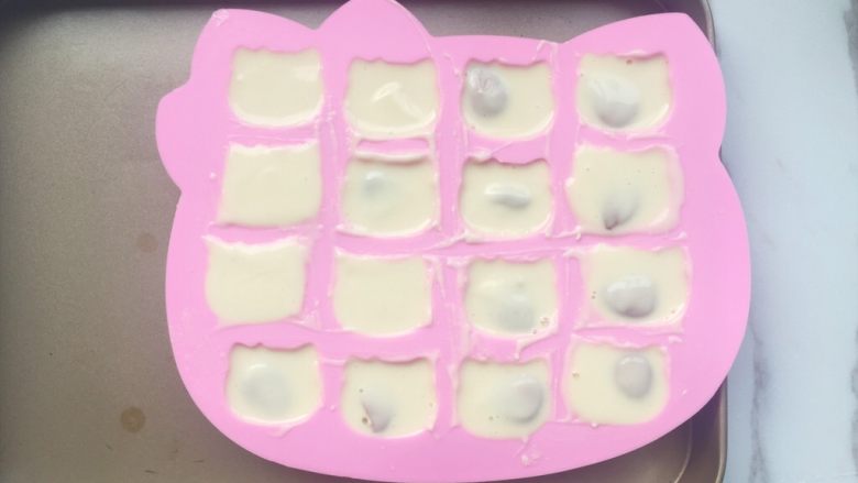 Hello kitty凯特猫巧克力#DIY巧克力#,拿出模具把融化好的白巧克力倒入模具,同时可以加入杏仁,花生等材料,然后放入冰箱等待凝固