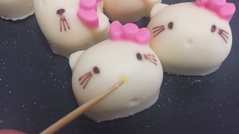 Hello kitty凯特猫巧克力#DIY巧克力#,依然是用牙签沾少许，制作hello Kitty的嘴巴