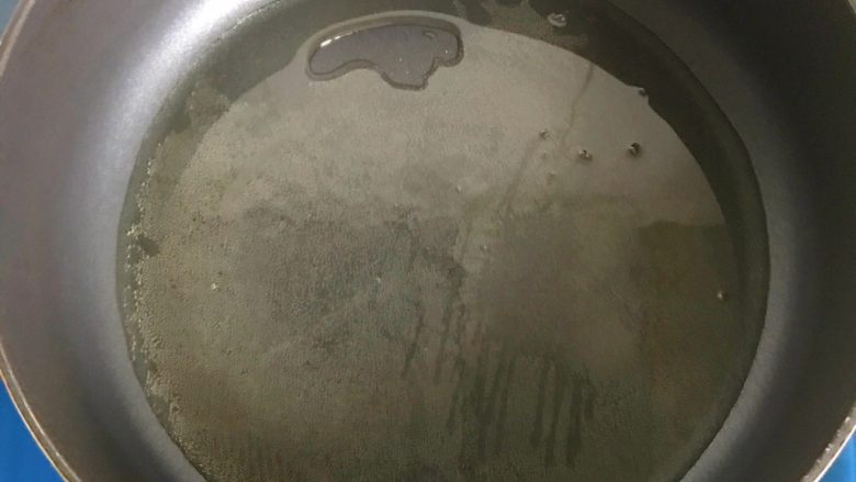 十全十美五香素鸡,准备不沾的平底锅倒入油,重口味可以稍微多点油