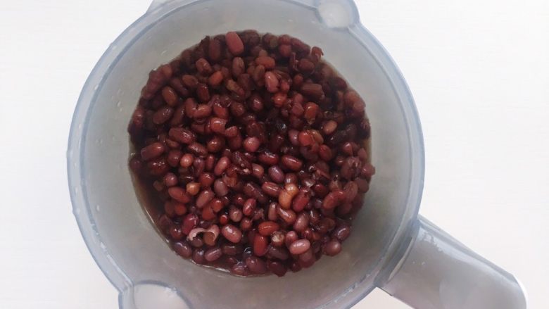 鲷鱼烧,将煮好的红豆(舀一勺红豆水一起)放入辅食机