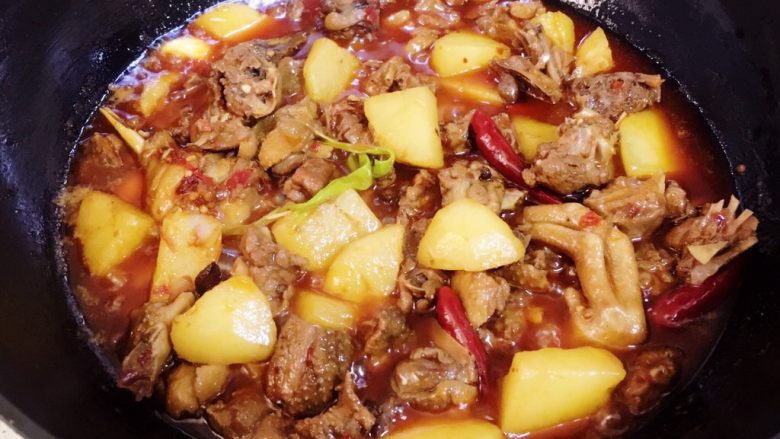 土豆啤酒鸭,汤大火烧开后,中小火炖至土豆变软。
加入大葱段,汤汁收浓,调入少许盐味即可出锅。