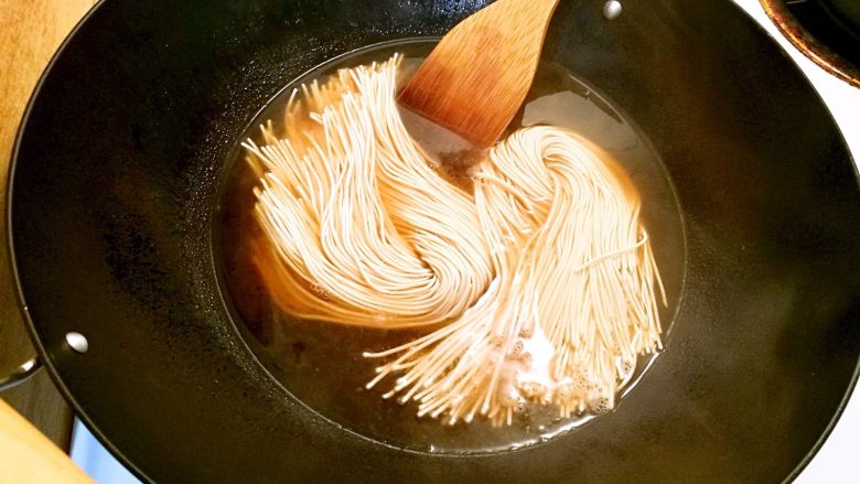 鲜虾面,转中火,下面