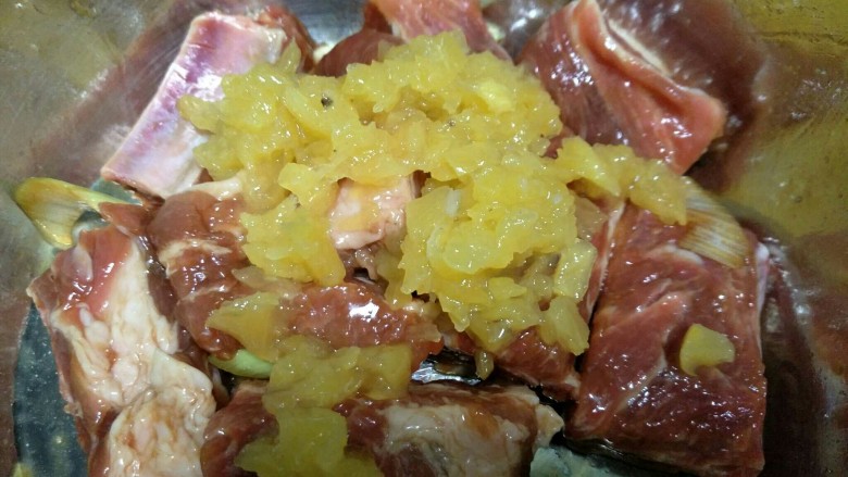 果味排骨,接着放入菠萝酱,拌匀~