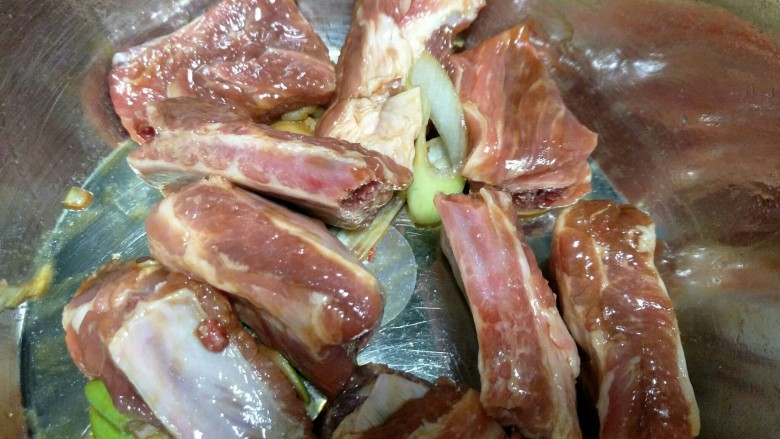 果味排骨,拌匀~