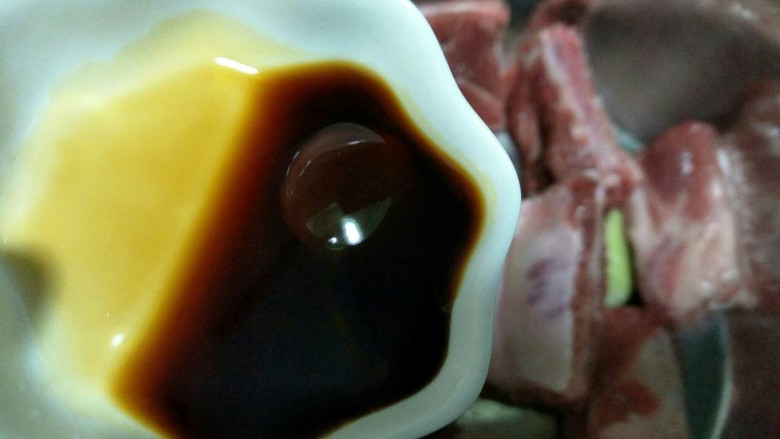 果味排骨,接着放入耗油和<a style='color:red;display:inline-block;' href='/shicai/ 788'>生抽</a>~