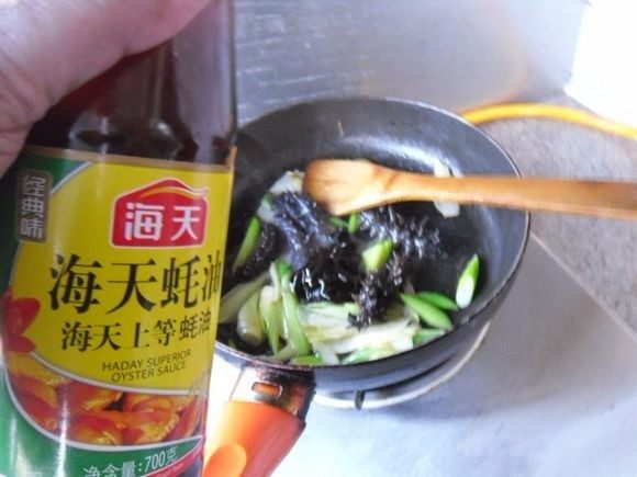 葱烧海参, 加适量<a style='color:red;display:inline-block;' href='/shicai/ 721'>蚝油</a>