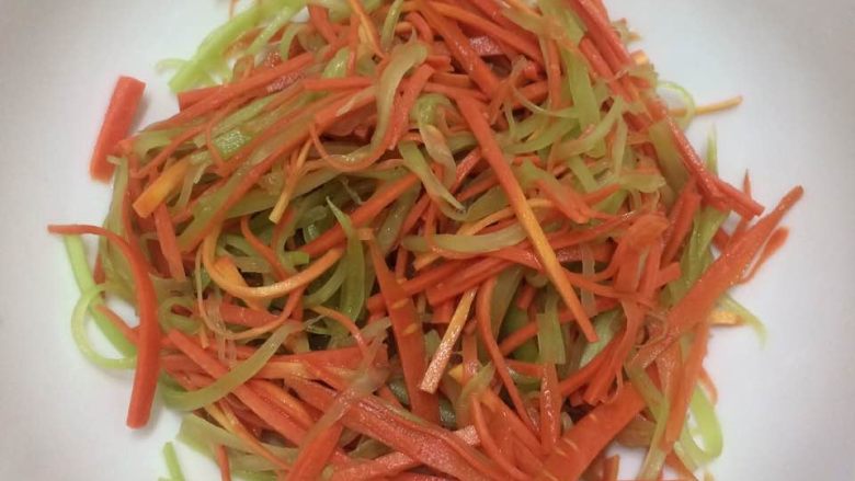豆皮拌三丝,5g盐把莴笋丝和胡萝卜丝腌10分钟。