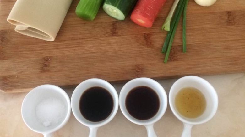 豆皮拌三丝,准备好所有的食材。