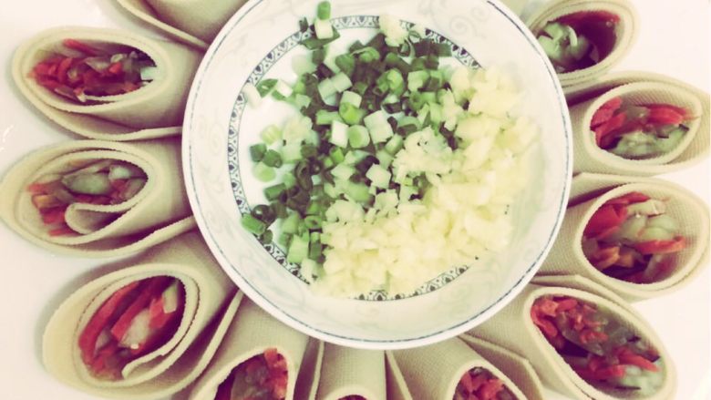 豆皮拌三丝,把裹好的豆皮三丝和调料碟摆好。